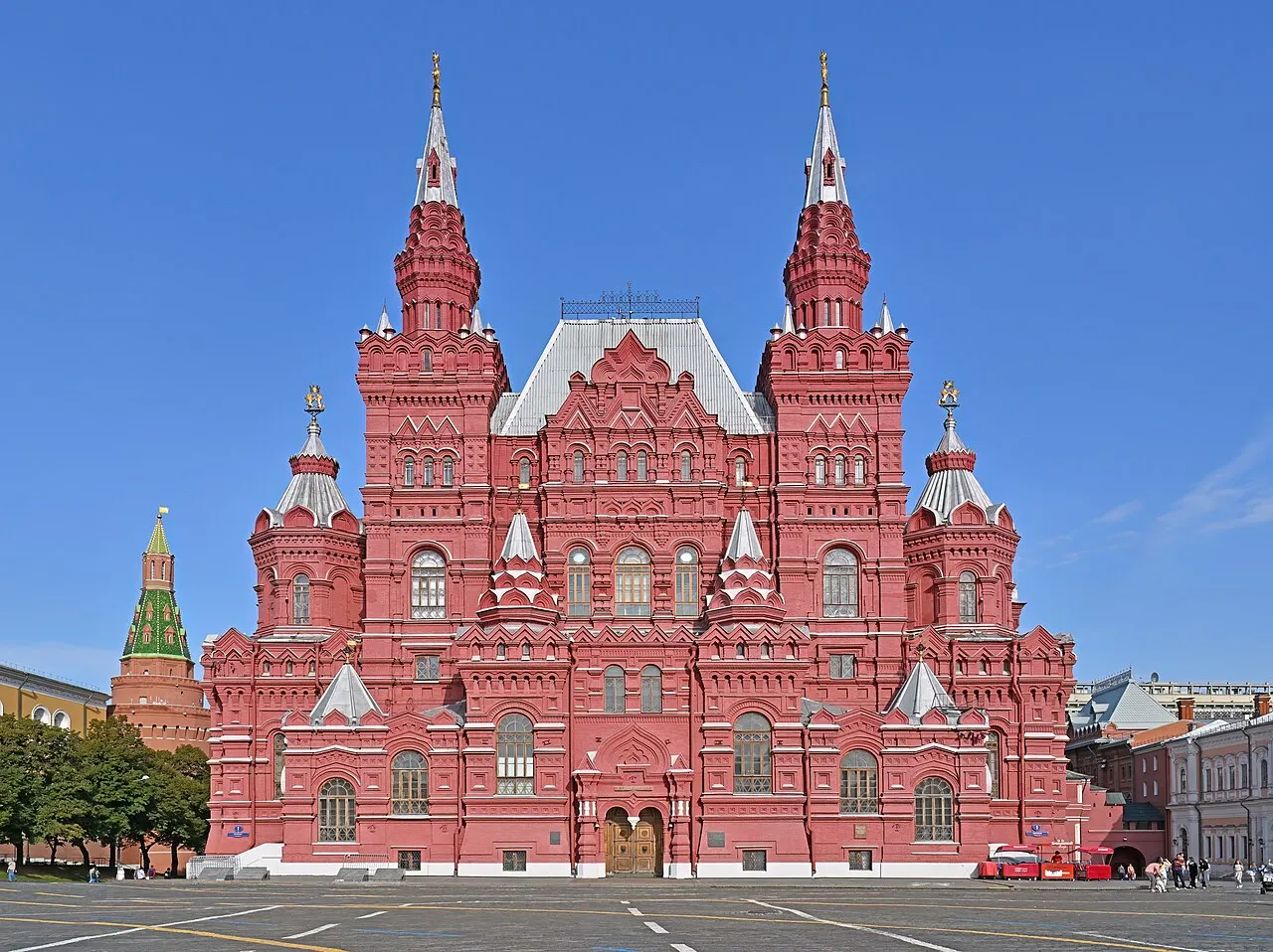 Le Musée historique d'État, sur la place Rouge de Moscou, avec ses tours de brique rouge dans la lumière du matin.