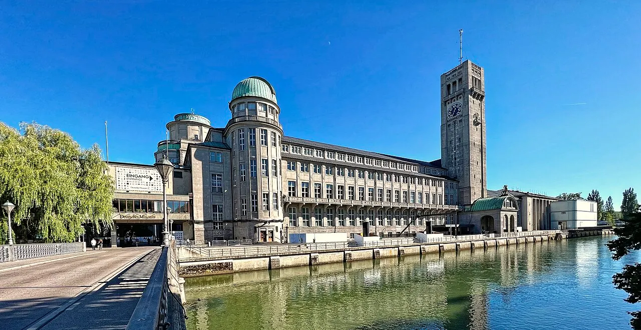 Deutsches Museum, em Munique, com a torre e a cúpula do observatório, visto da margem do Isar.