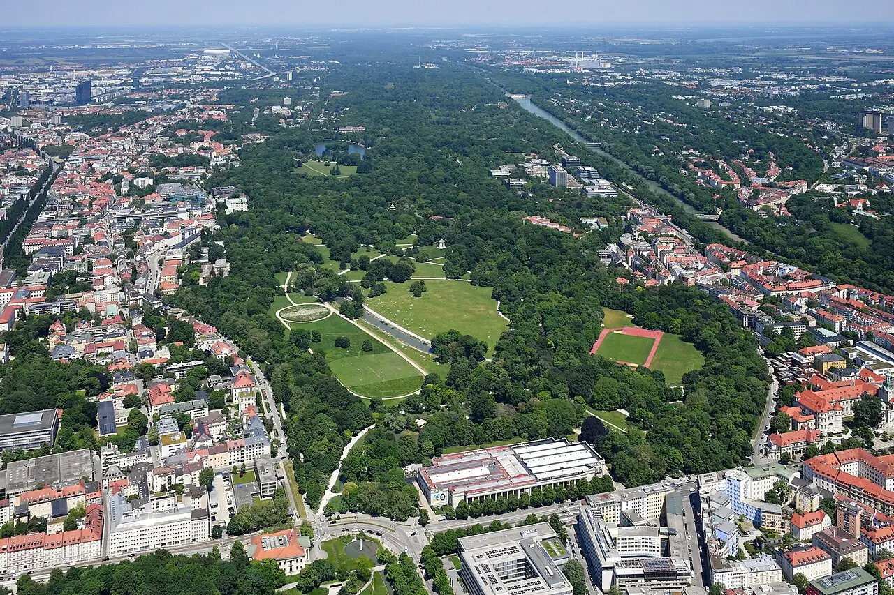 Vista aérea do Englischer Garten, com gramados e bosques ao lado dos bairros da cidade.