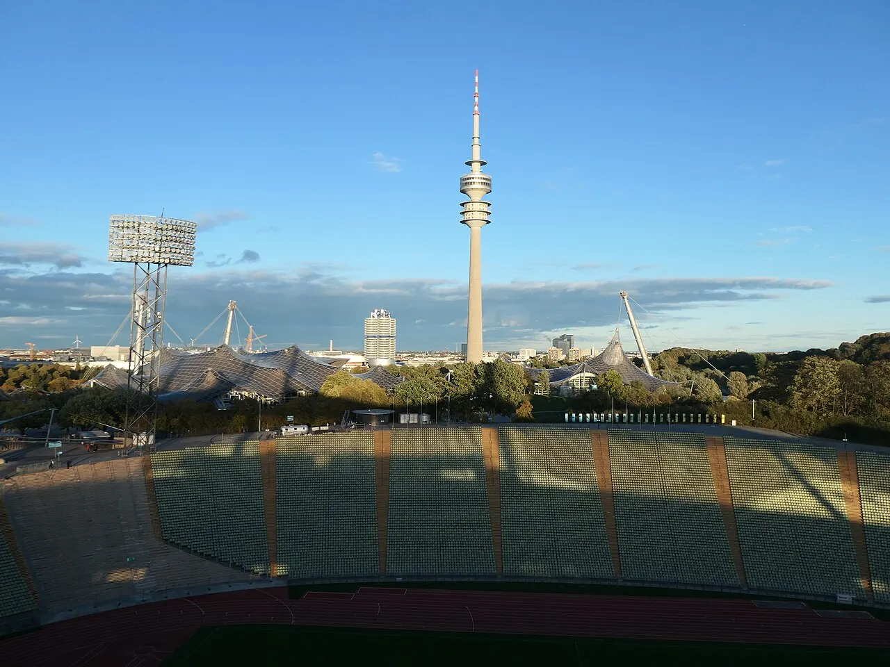 Torre Olímpica de Munique, fina e alta, com a plataforma no alto, vista de dentro do Estádio Olímpico.
