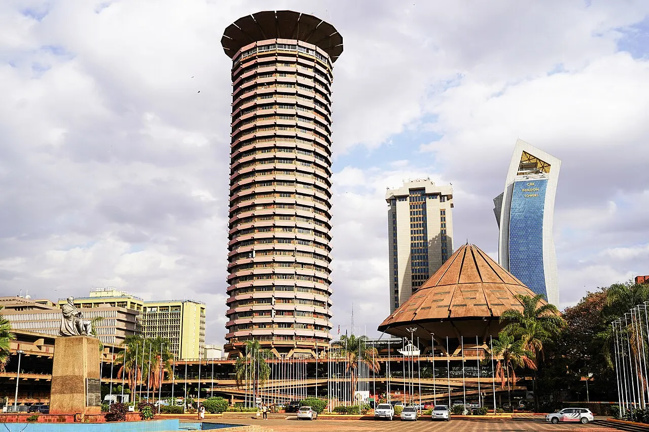 Torre cilíndrica do Kenyatta International Convention Centre, em Nairóbi, com varandas em anéis.