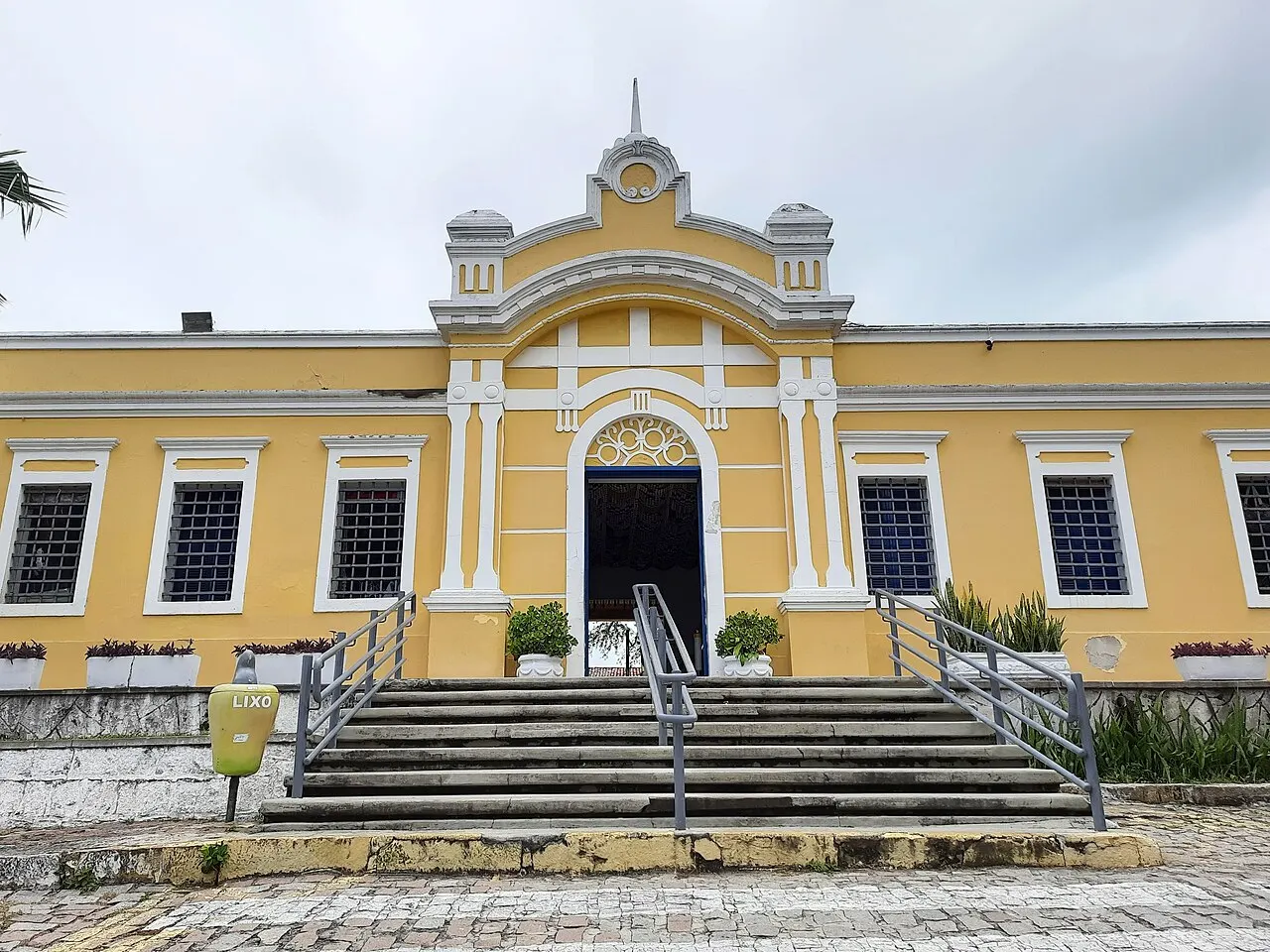 A fachada amarela e branca do Centro de Turismo de Natal, com a escadaria na frente da entrada.