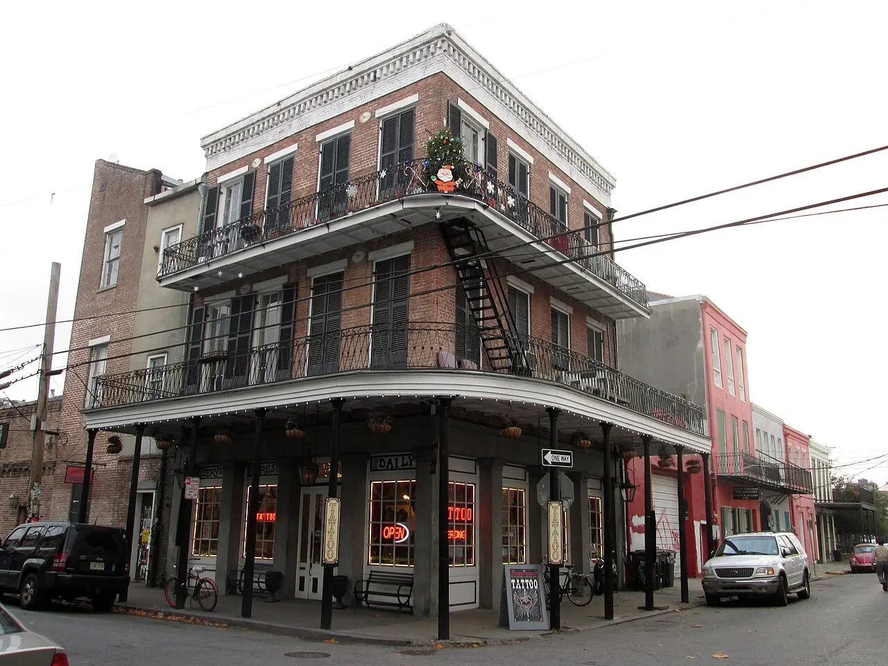 Casarão de esquina de três andares, com varandas de ferro, na Frenchmen Street, em Nova Orleans.
