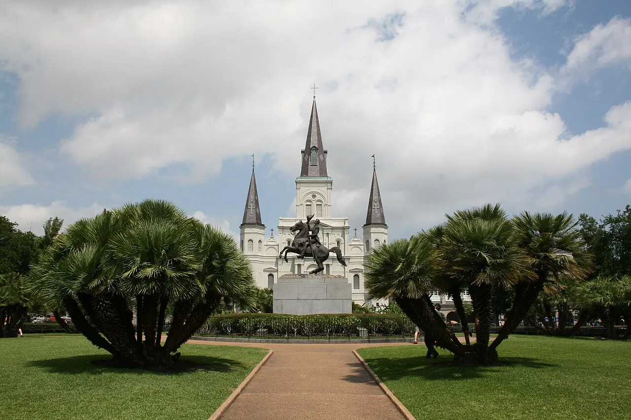 Catedral de St. Louis, branca com três torres pontudas, vista da Jackson Square, em Nova Orleans.