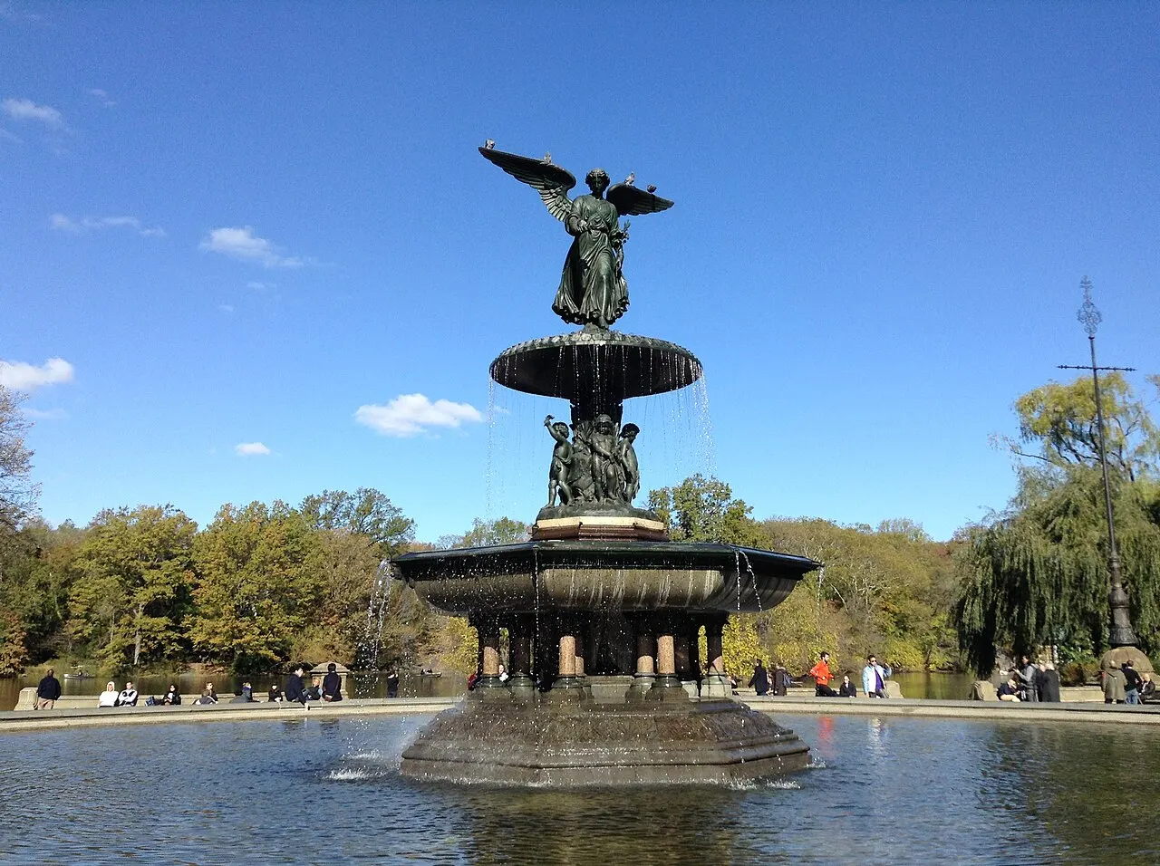 Fonte Bethesda, no Central Park de Nova York, com o anjo de bronze sobre a taça, entre árvores.
