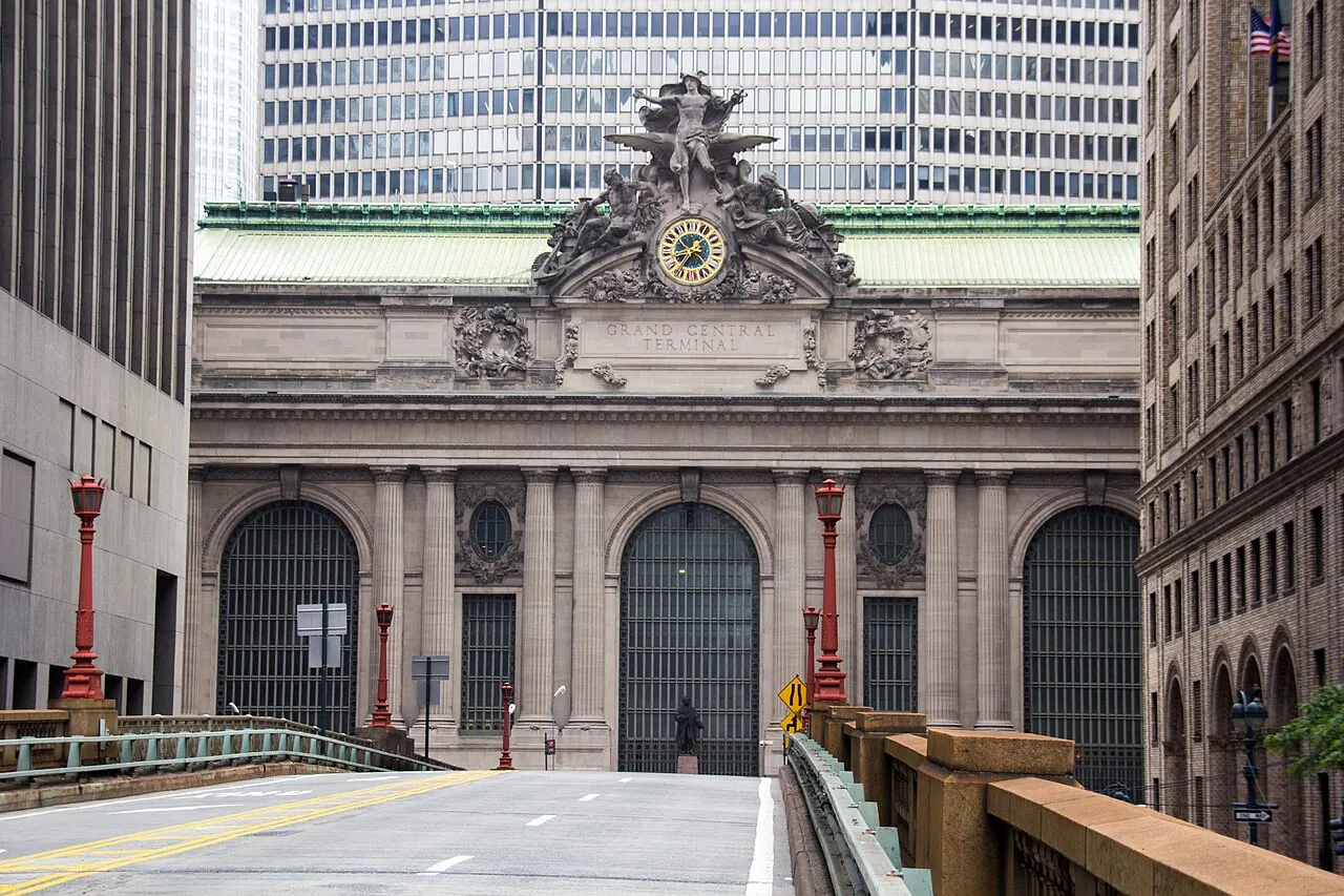 Fachada do Grand Central Terminal, em Nova York, com o relógio e o grupo de esculturas no alto.