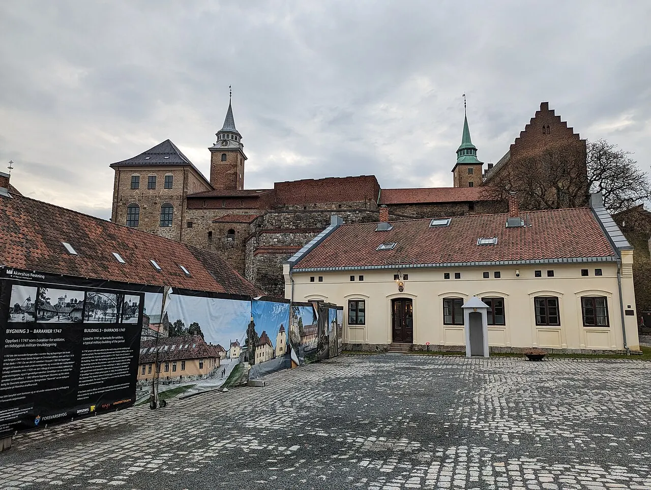 Fortaleza de Akershus, em Oslo, com o castelo de pedra ao fundo e os prédios baixos do pátio à frente.