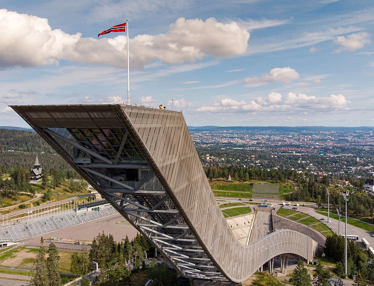 Rampa de salto de esqui de Holmenkollen, em Oslo, com a estrutura branca curva sobre a colina.