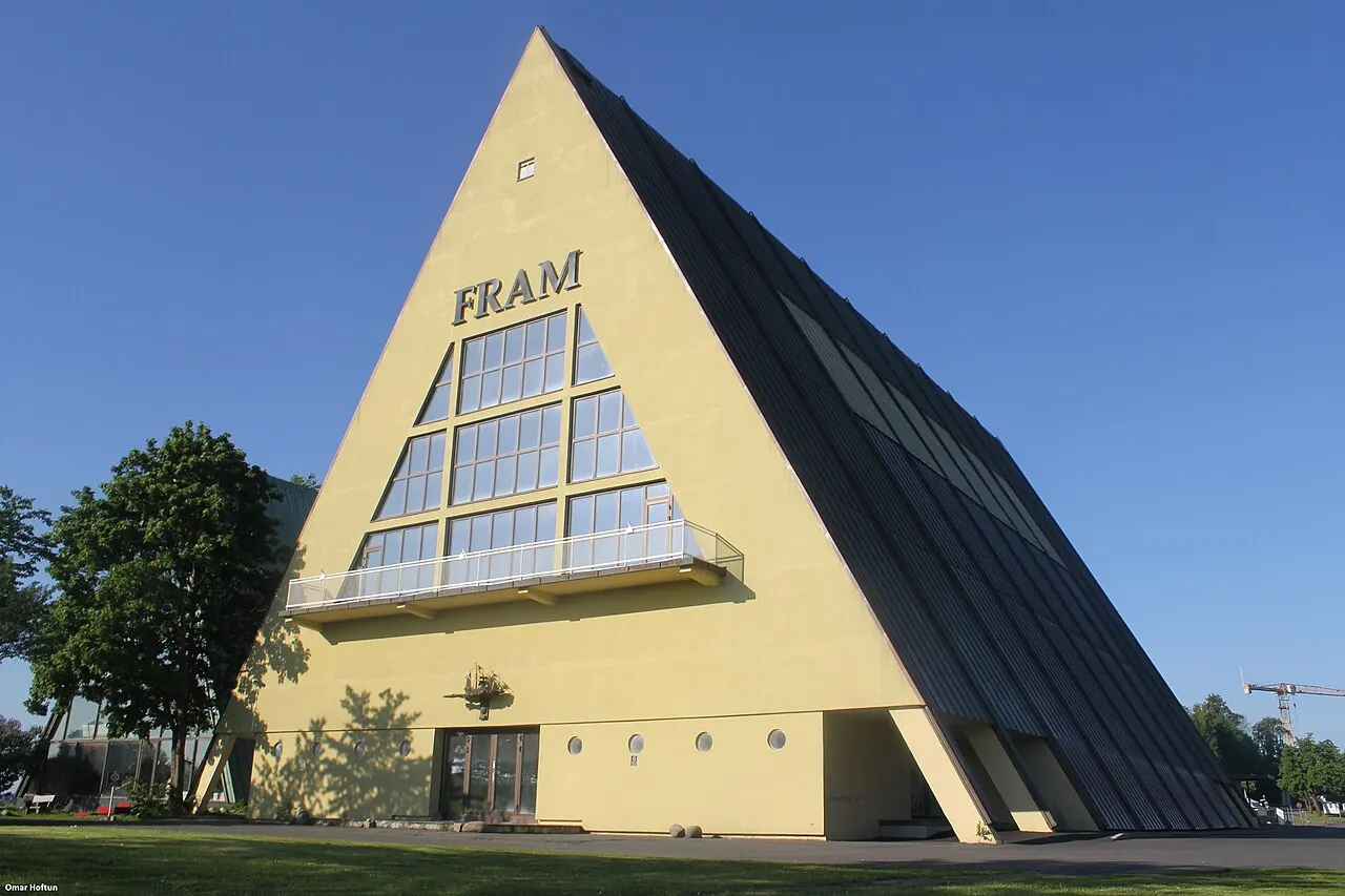 Frammuseet, em Oslo, prédio de telhado triangular preto e amarelo que abriga o navio polar Fram.