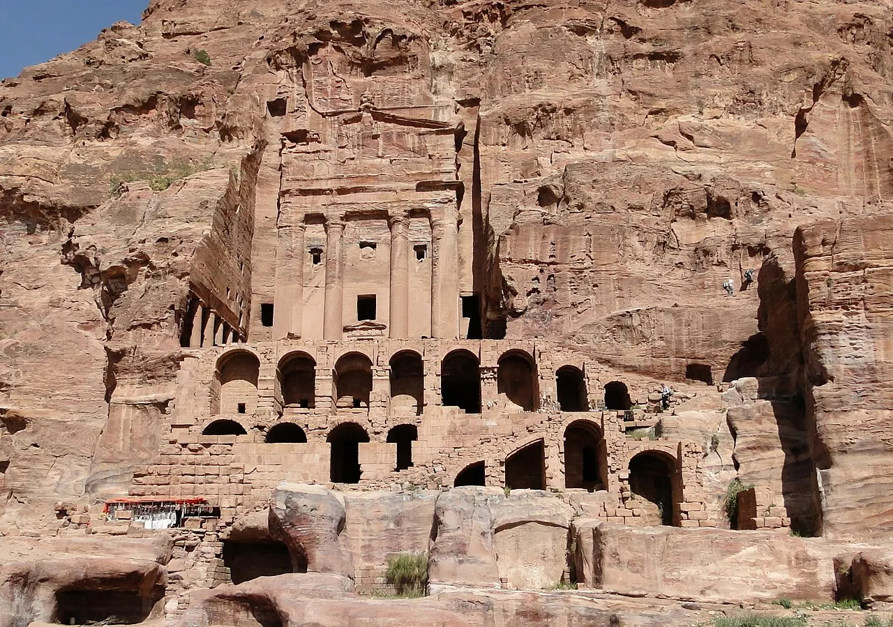 Túmulo da Urna, um dos Túmulos Reais de Petra, talhado na rocha, com arcos na base e fachada de colunas.