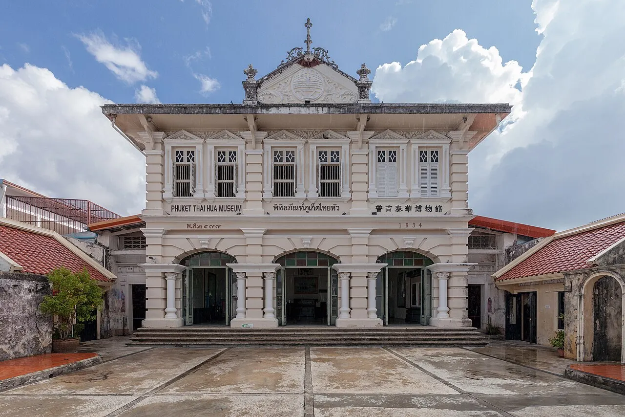 A fachada branca do Phuket Thaihua Museum, antiga escola chinesa de estilo sino-português, com arcos no térreo e frontão decorado.