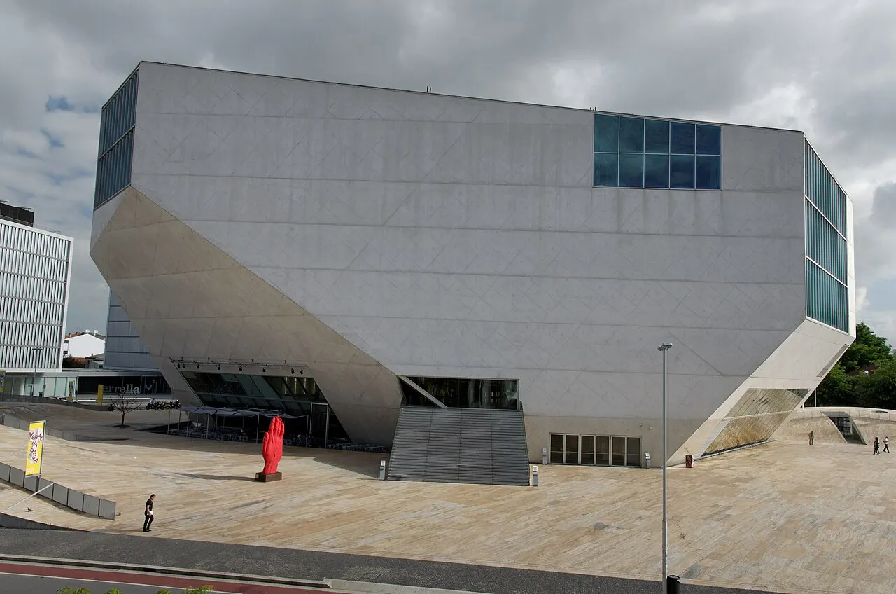 Casa da Música, no Porto, bloco de concreto branco de faces inclinadas, sobre a praça de pedra.