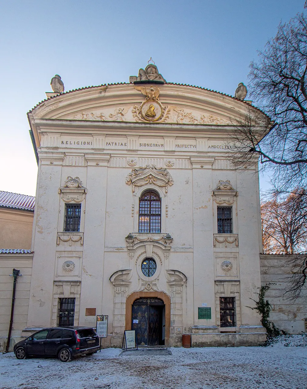 Fachada barroca da igreja do mosteiro de Strahov, em Praga, de pedra clara, no inverno.