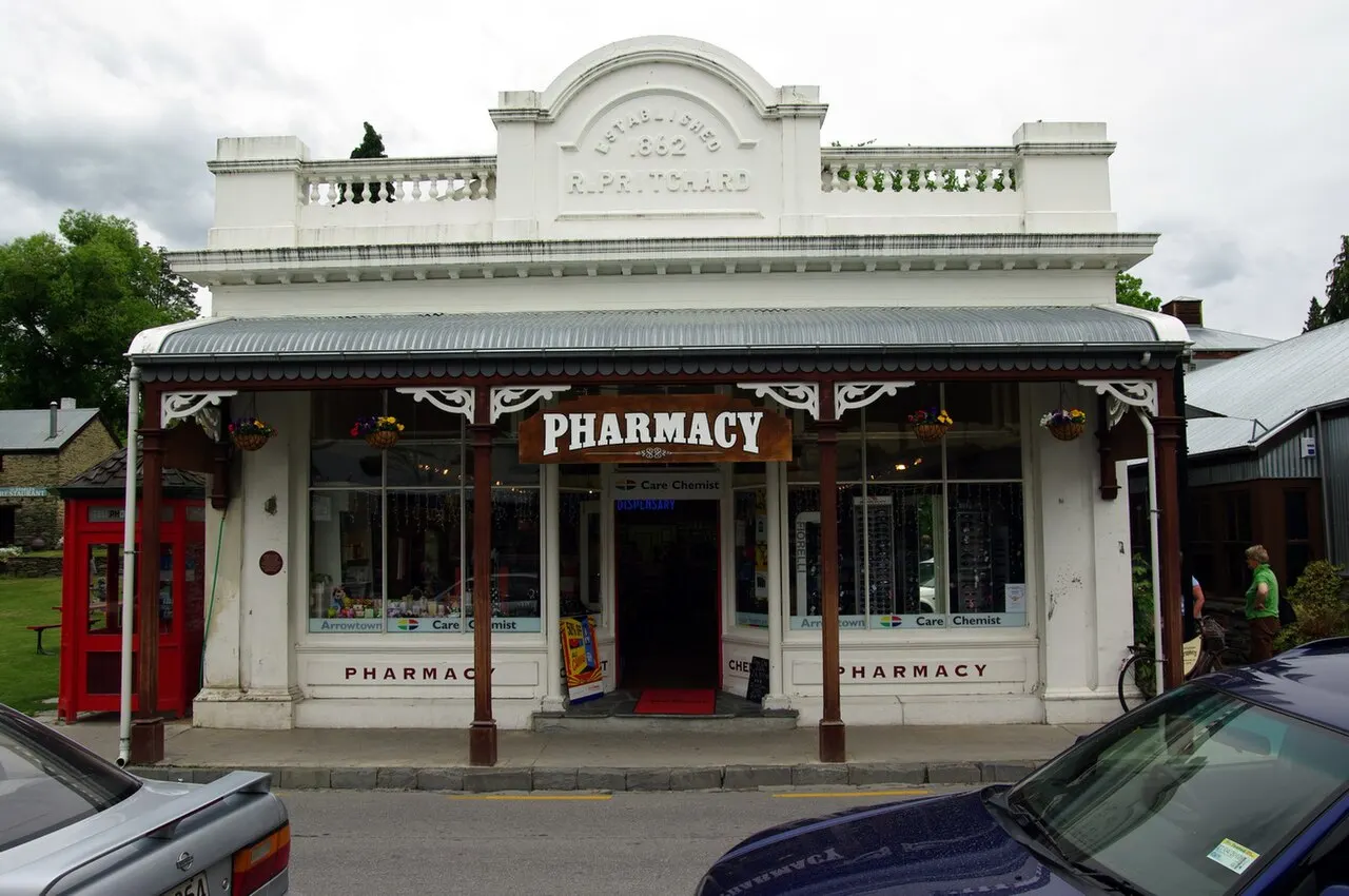 A antiga farmácia de Arrowtown, na Buckingham Street, com o frontão recortado.