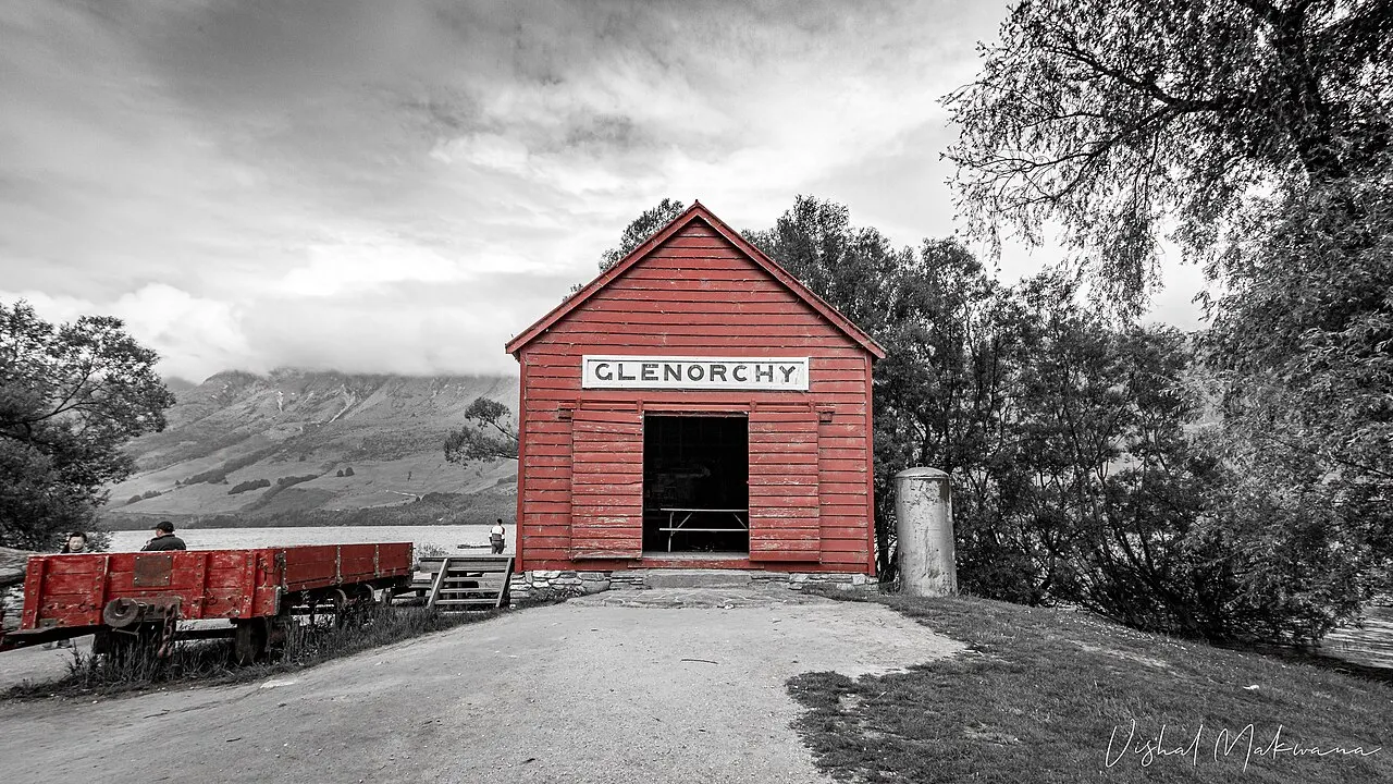 O galpão vermelho do cais de Glenorchy, com o nome pintado na fachada.