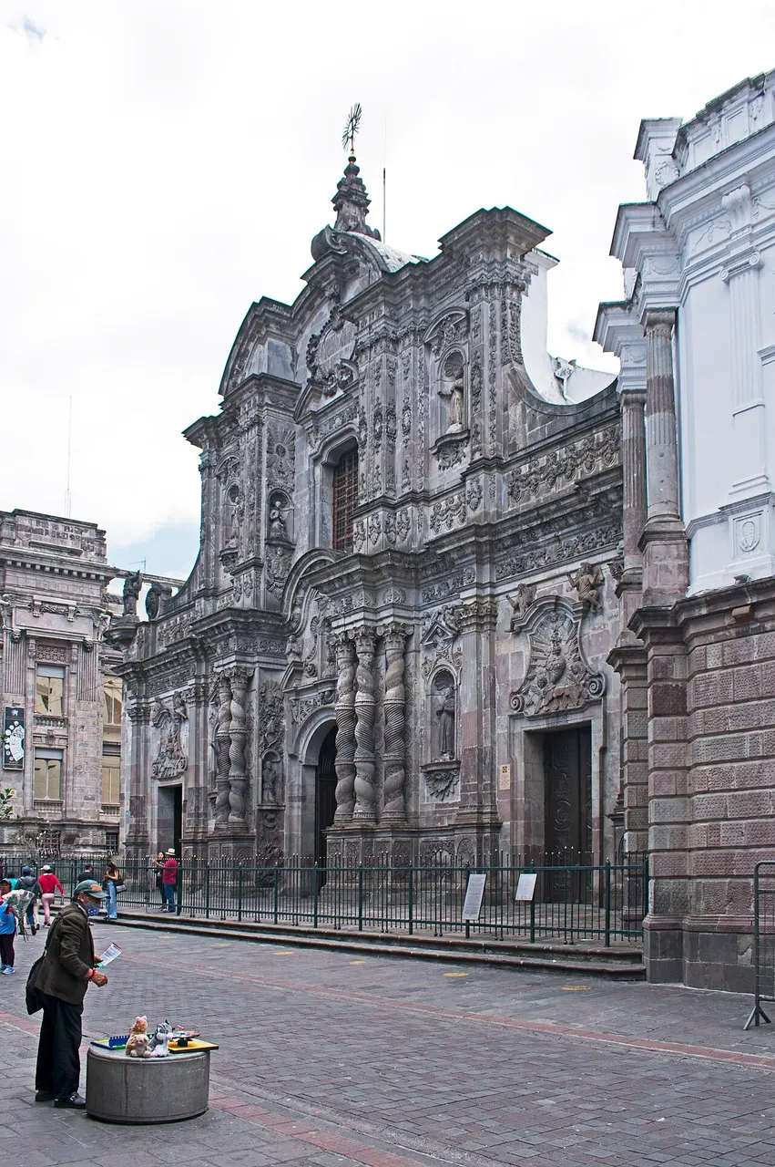 Fachada principal barroca, de pedra esculpida, da Igreja da Companhia de Jesus, em Quito.