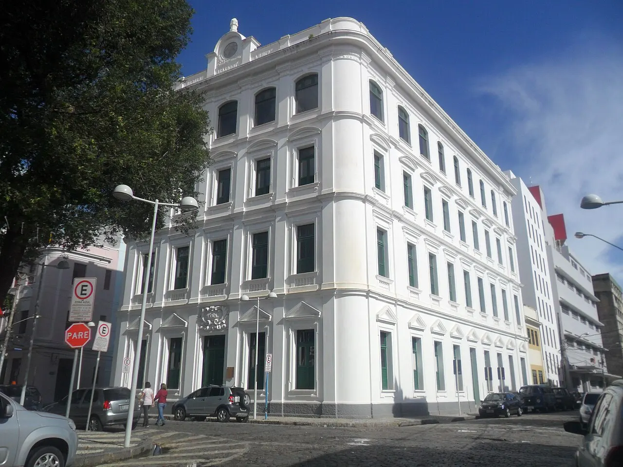 Le bâtiment blanc de quatre étages du Paço do Frevo, à un angle du vieux Recife, avec des rangées de fenêtres et une petite coupole au sommet.