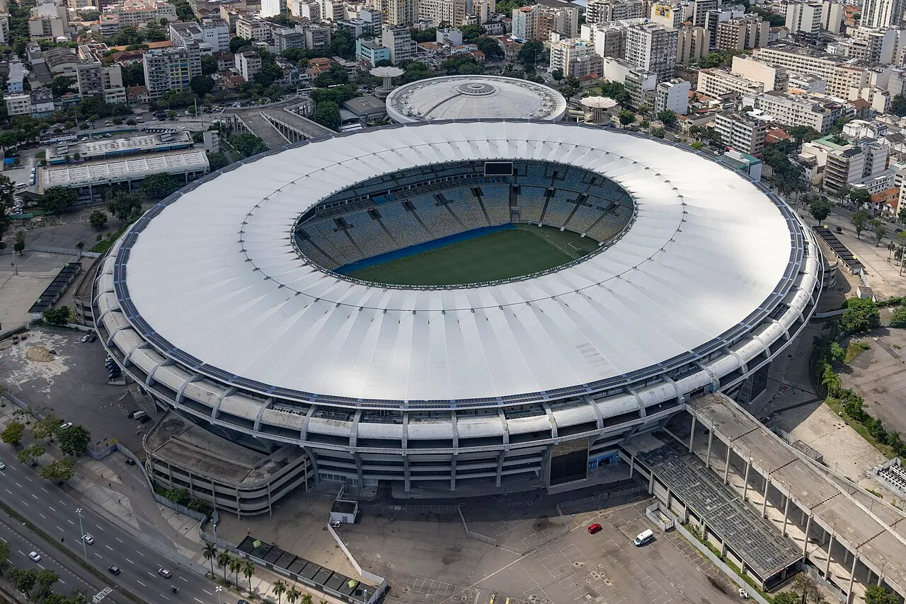 Vista aérea do Estádio do Maracanã, no Rio de Janeiro, com a cobertura branca em anel sobre o gramado.