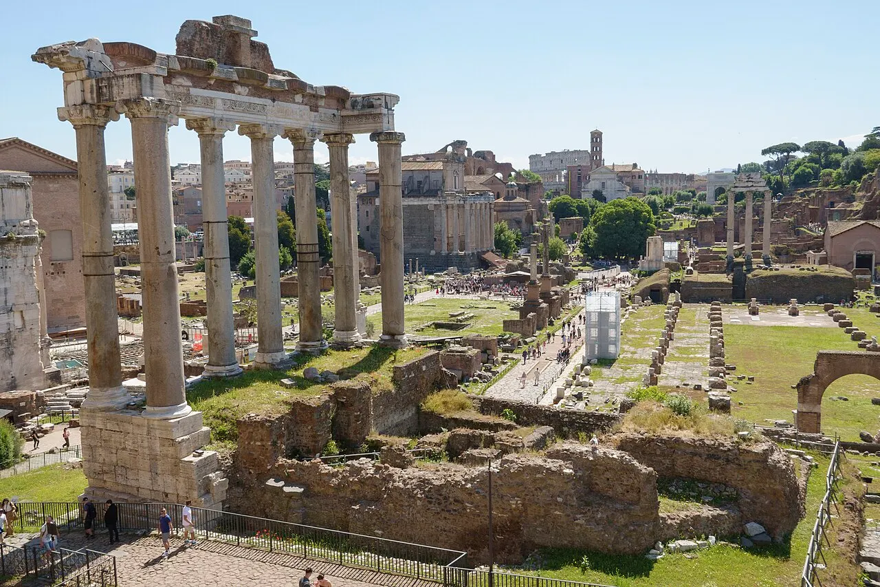 Les colonnes et l'entablement du temple de Saturne, au Forum romain, avec les ruines du Forum au fond.