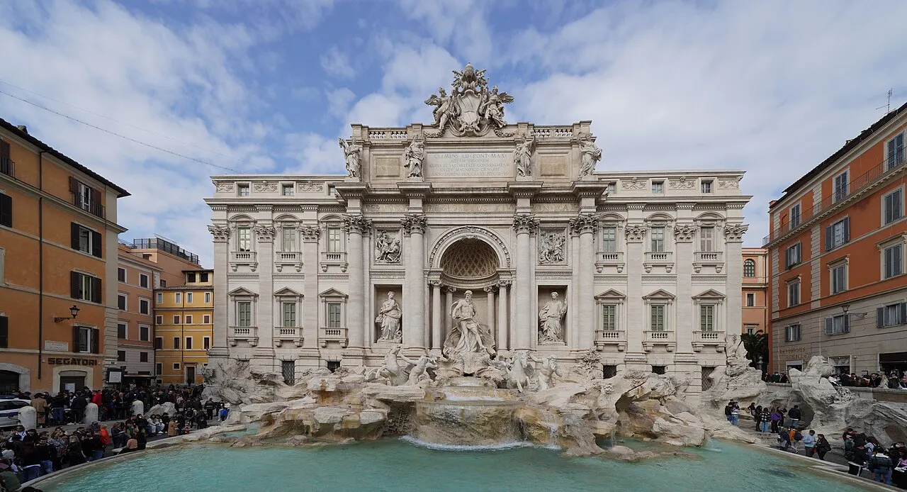 La fontaine de Trevi, à Rome, avec Océan dans la niche centrale, les statues et la façade du palais derrière.