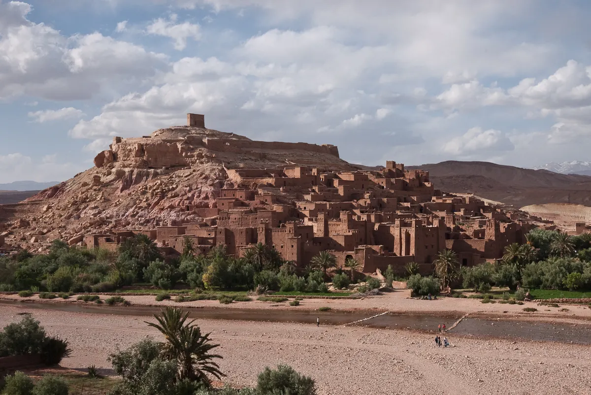 Ksar de Aït Benhaddou, casario de terra crua empilhado no morro, no sul do Marrocos.
