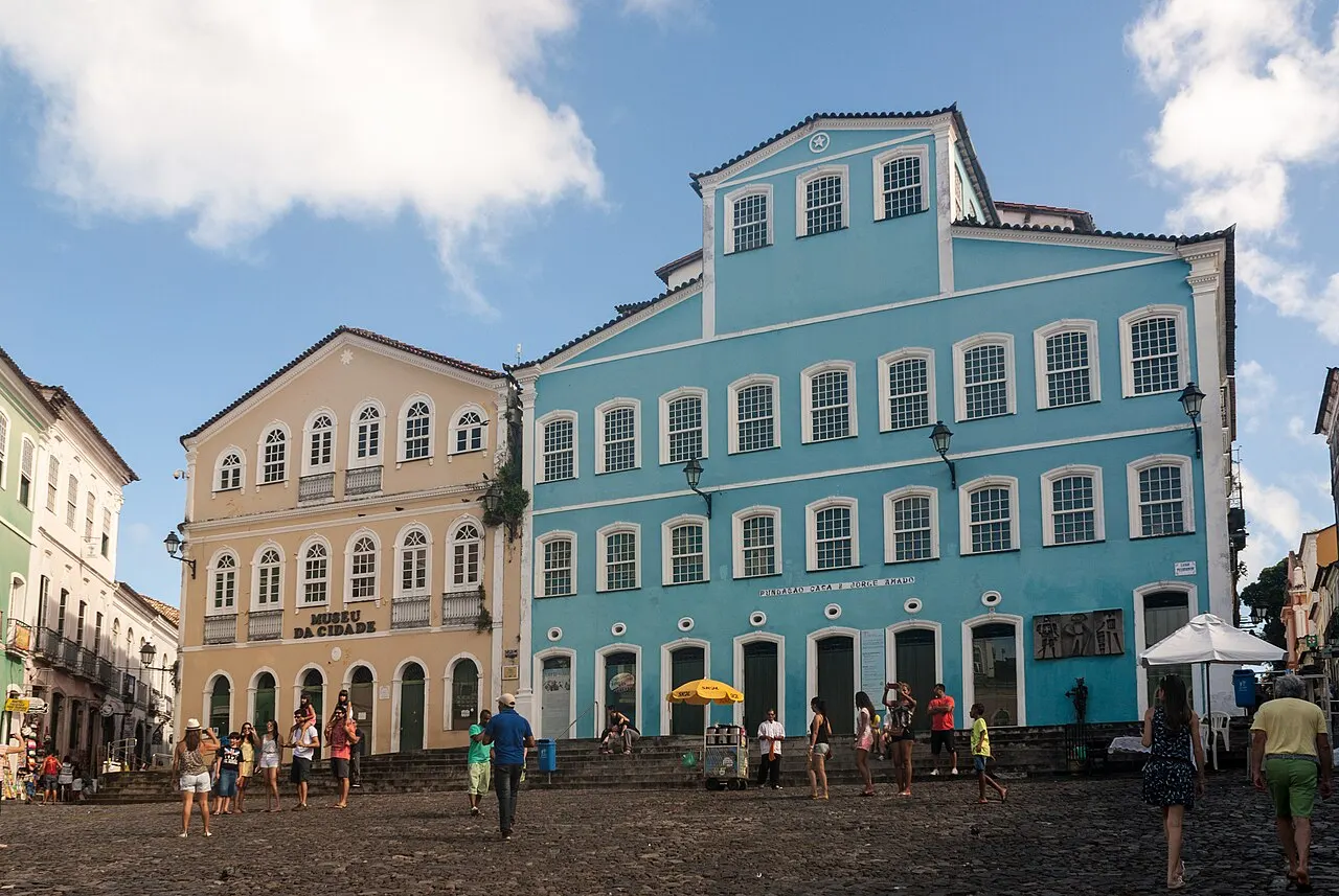 Casario colorido do Largo do Pelourinho, em Salvador, com fachadas azul, verde e amarela.