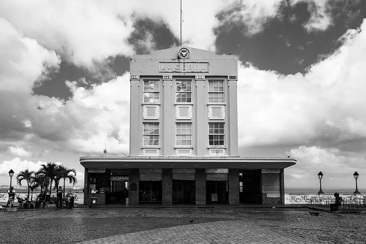 Elevador Lacerda, em Salvador, torre art déco vista de frente, em fotografia preto e branco.