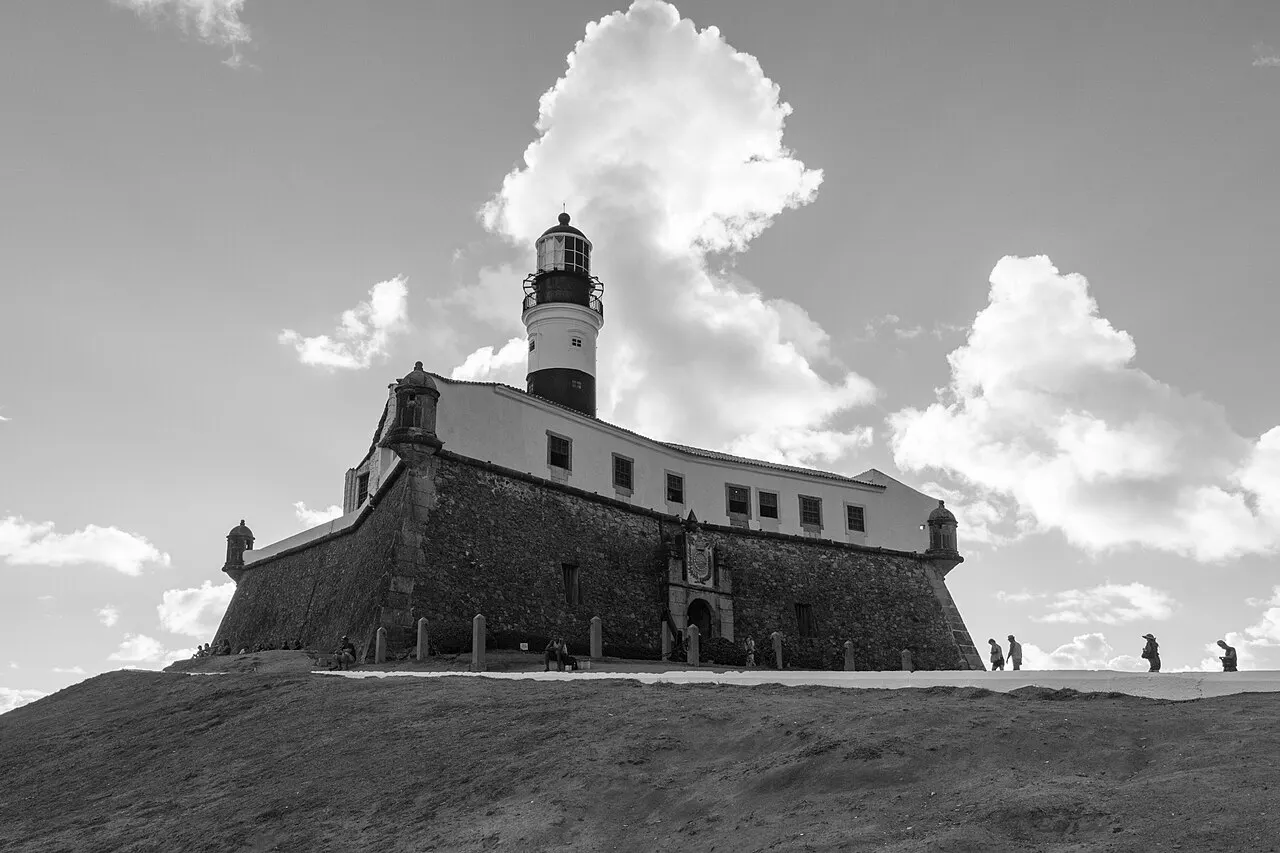 Forte de Santo Antônio da Barra, em Salvador, com o farol no alto, em fotografia preto e branco.