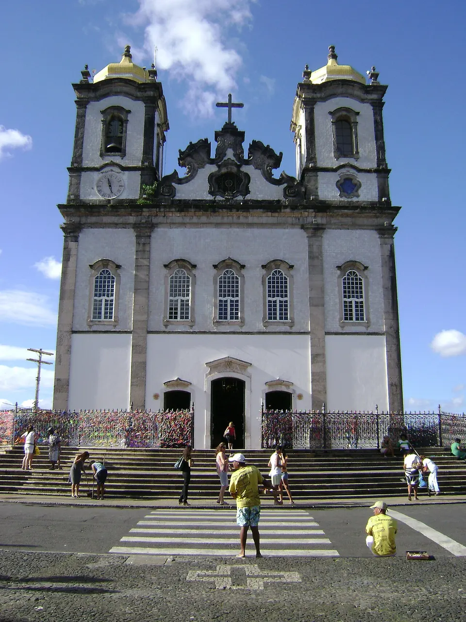 Igreja do Senhor do Bonfim, em Salvador, branca com duas torres e detalhes azuis, vista do adro.