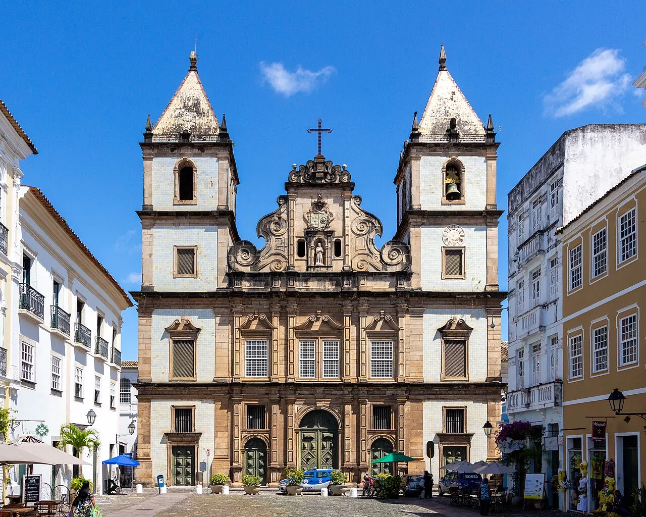 Fachada barroca da Igreja de São Francisco, em Salvador, com as duas torres e a pedra esculpida.