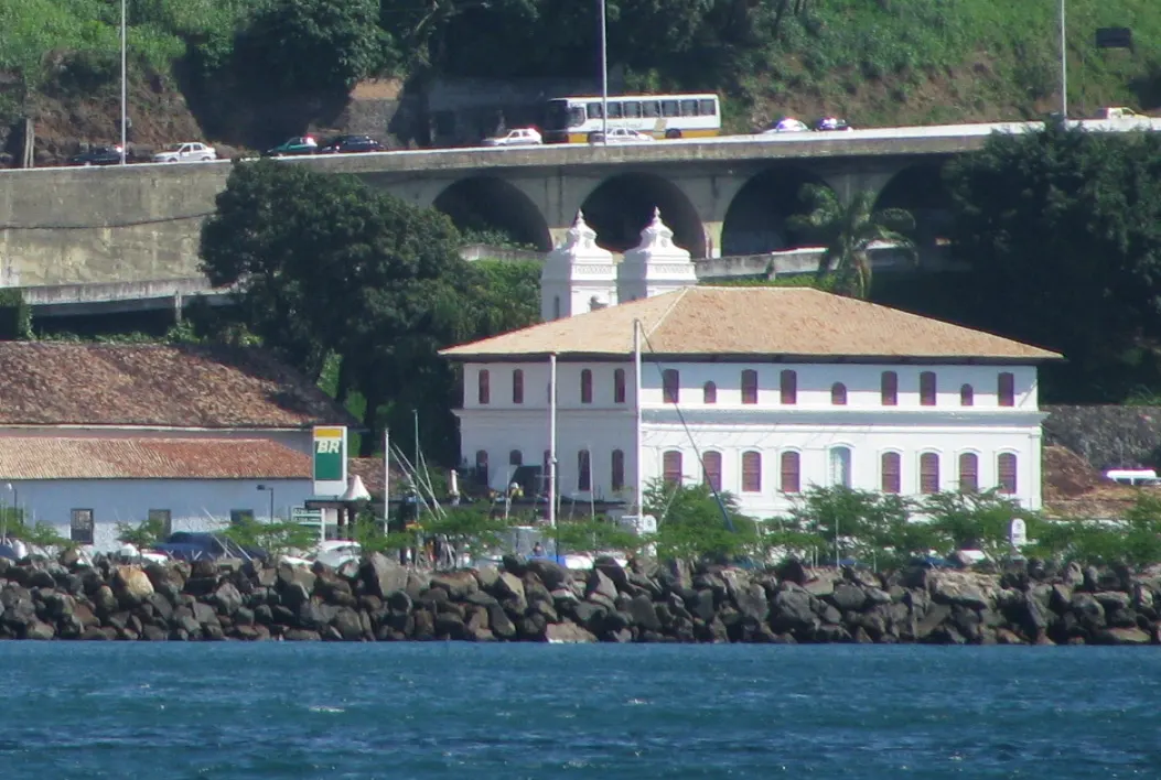 Casarão branco do Solar do Unhão, em Salvador, visto da baía, com a capela ao lado.