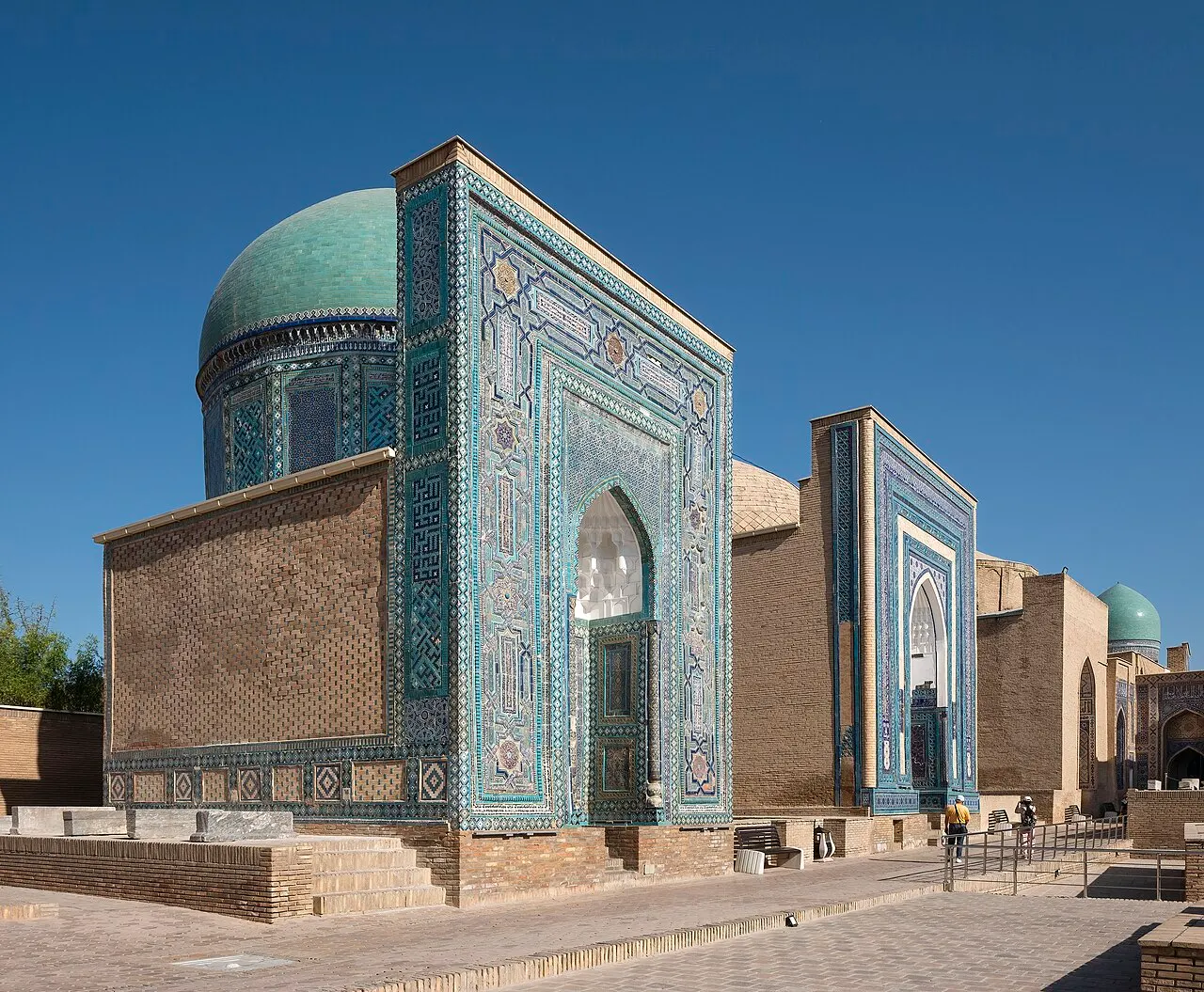 Mausoléu revestido de azulejos azuis, com cúpula verde-azulada, na necrópole Shah-i-Zinda, em Samarcanda.