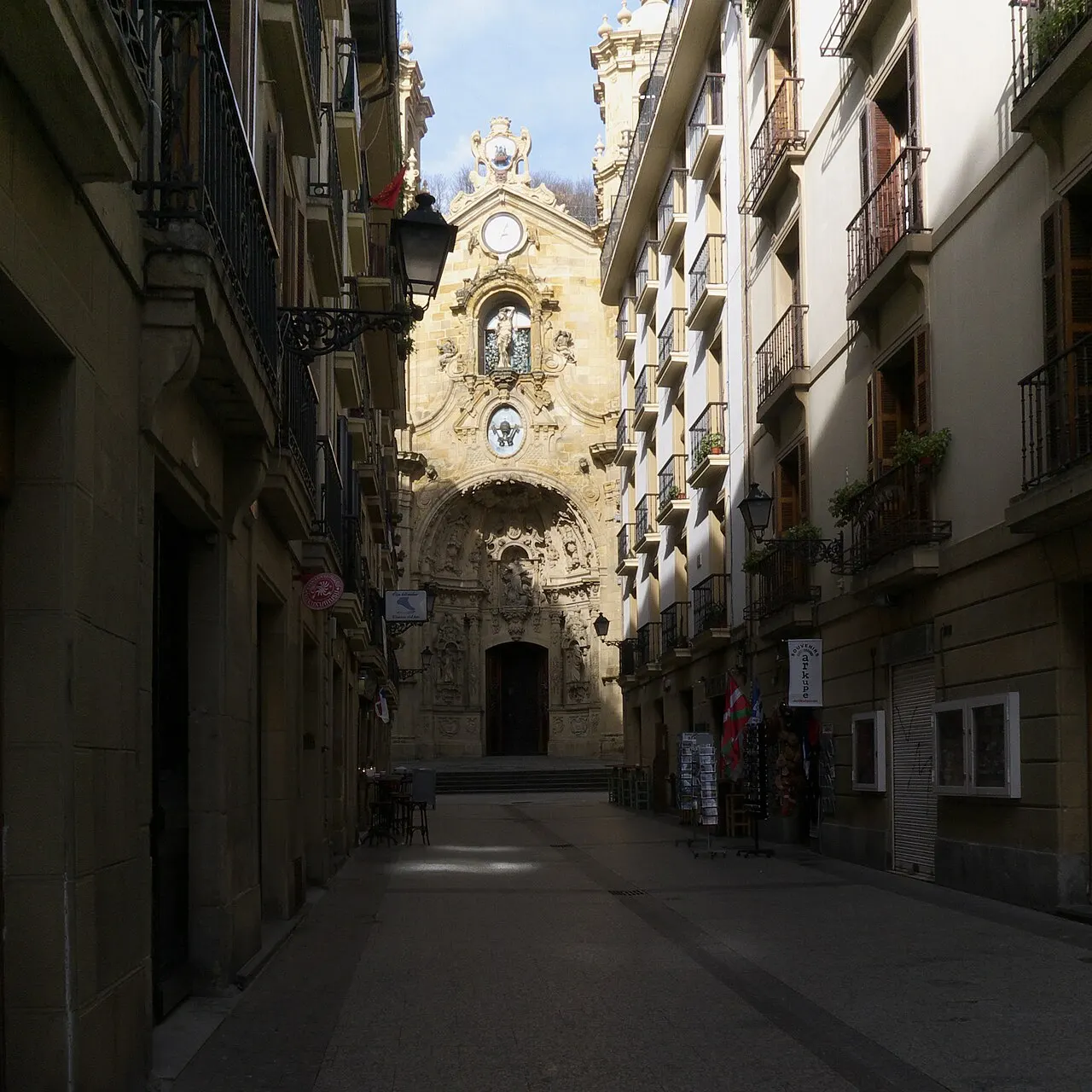 A fachada barroca esculpida da Basílica de Santa María del Coro no fim de uma rua estreita da Parte Vieja.