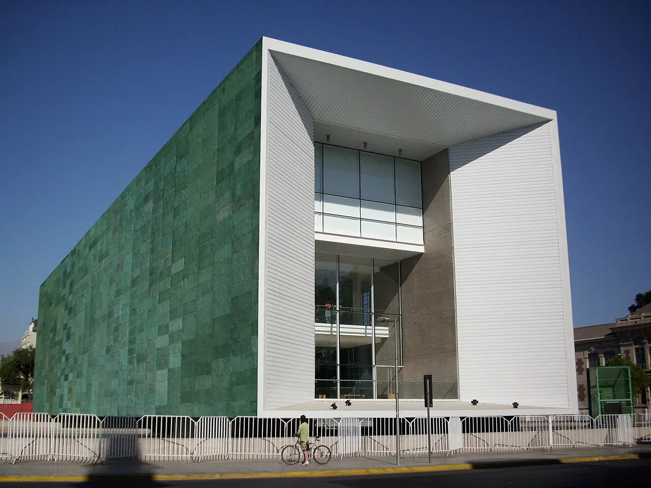 A fachada de vidro e cobre verde do Museo de la Memoria.