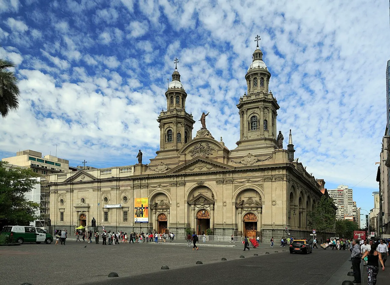 A Catedral Metropolitana de Santiago vista da Plaza de Armas.
