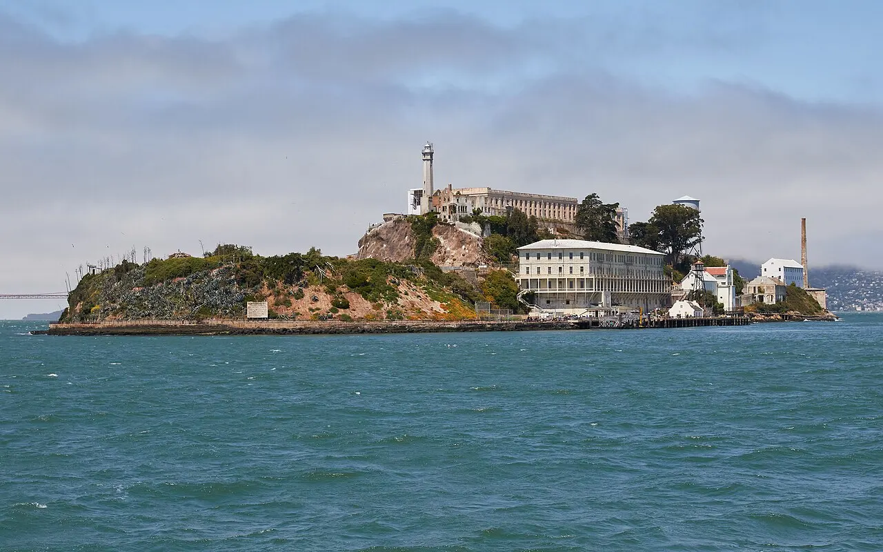 Ilha de Alcatraz, na baía de São Francisco, com o bloco do presídio e o farol no alto.