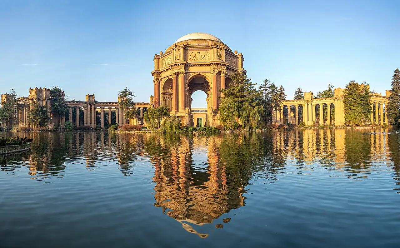 Rotunda e colunata refletidas na lagoa, na luz da manhã.