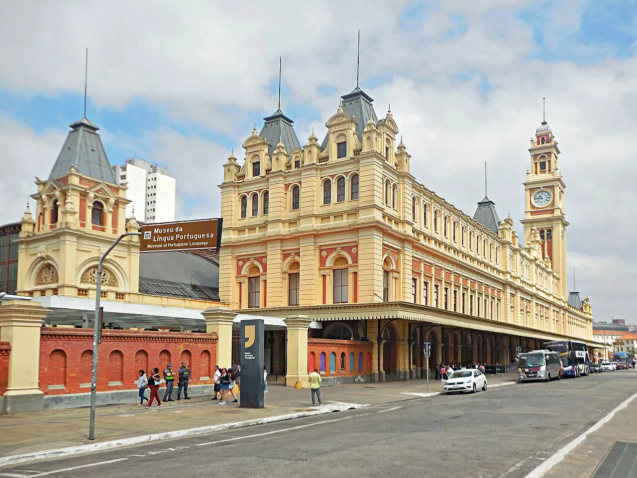 Estação da Luz, em São Paulo, com a torre do relógio e a estrutura de ferro, vista da praça.