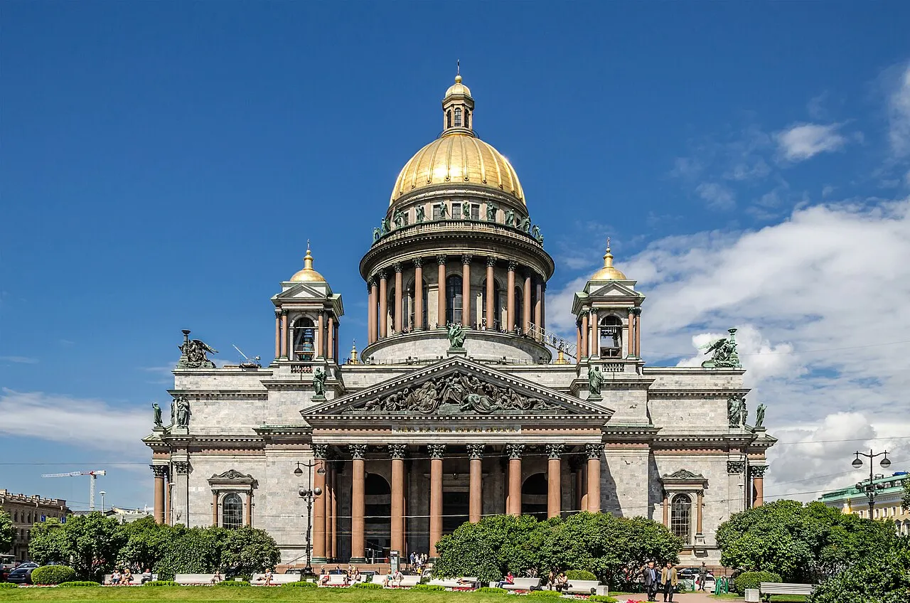 Catedral de Santo Isaac, em São Petersburgo, com a cúpula dourada e o pórtico de colunas de granito.