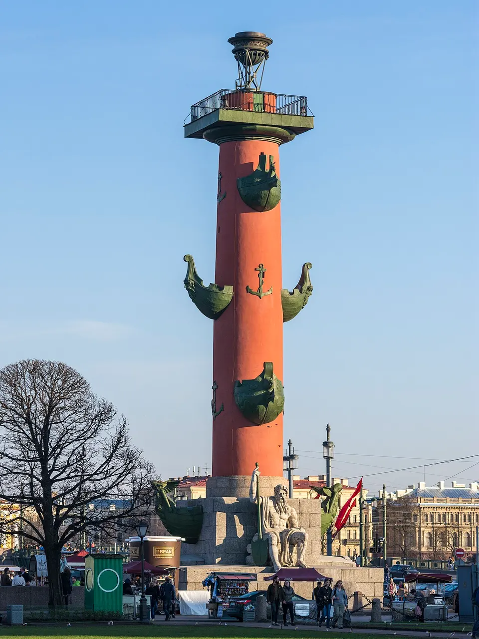 Coluna rostral vermelha, com proas de navios, na ponta da ilha Vasilievsky, em São Petersburgo.