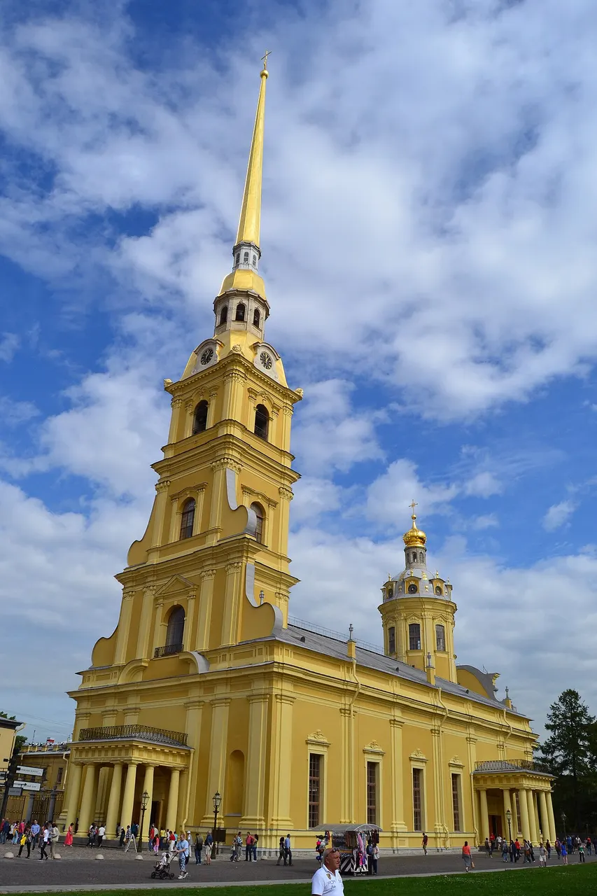 Catedral de Pedro e Paulo, dentro da fortaleza de São Petersburgo, com a agulha dourada sobre o campanário.