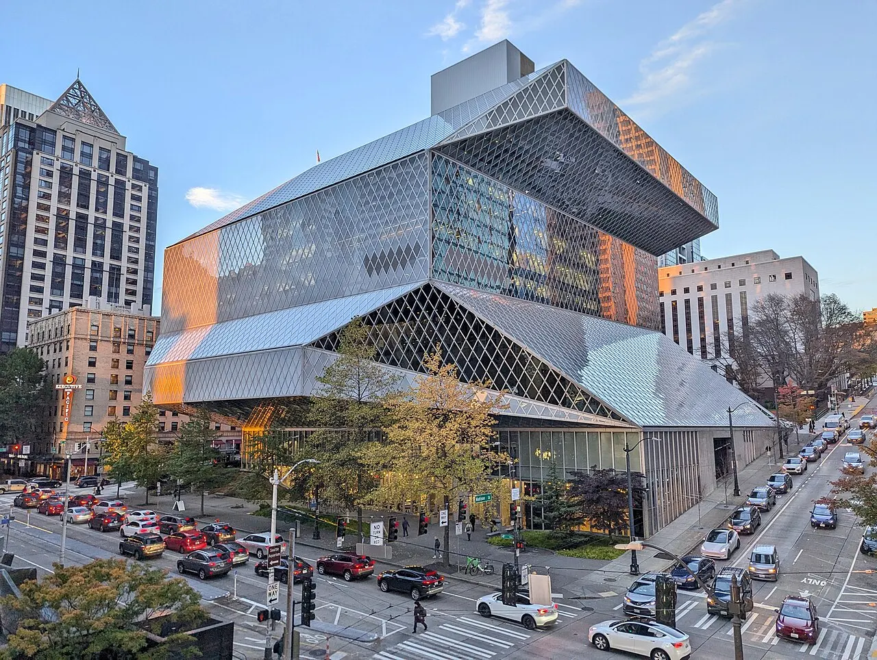 La bibliothèque centrale de Seattle, avec sa façade de verre et d'acier aux plans inclinés, vue d'en haut.
