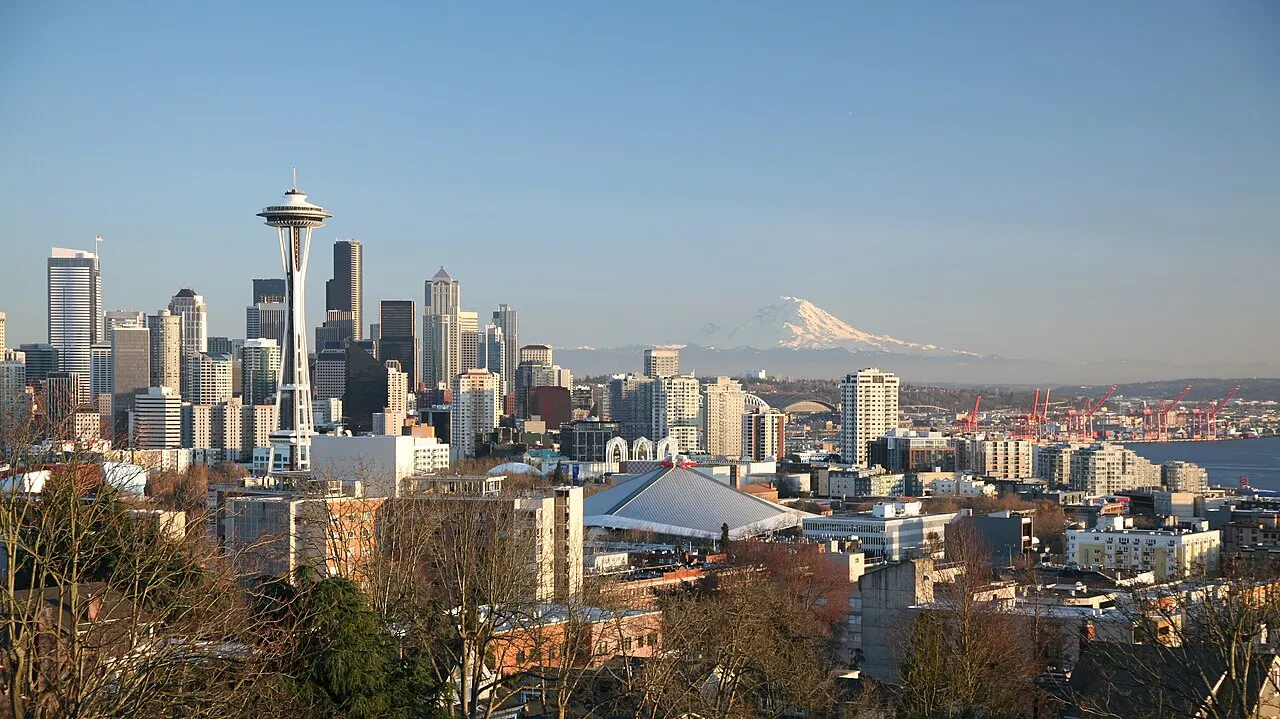 La ligne d’horizon de Seattle vue depuis le belvédère de Kerry Park, avec la Space Needle et le mont Rainier au fond.