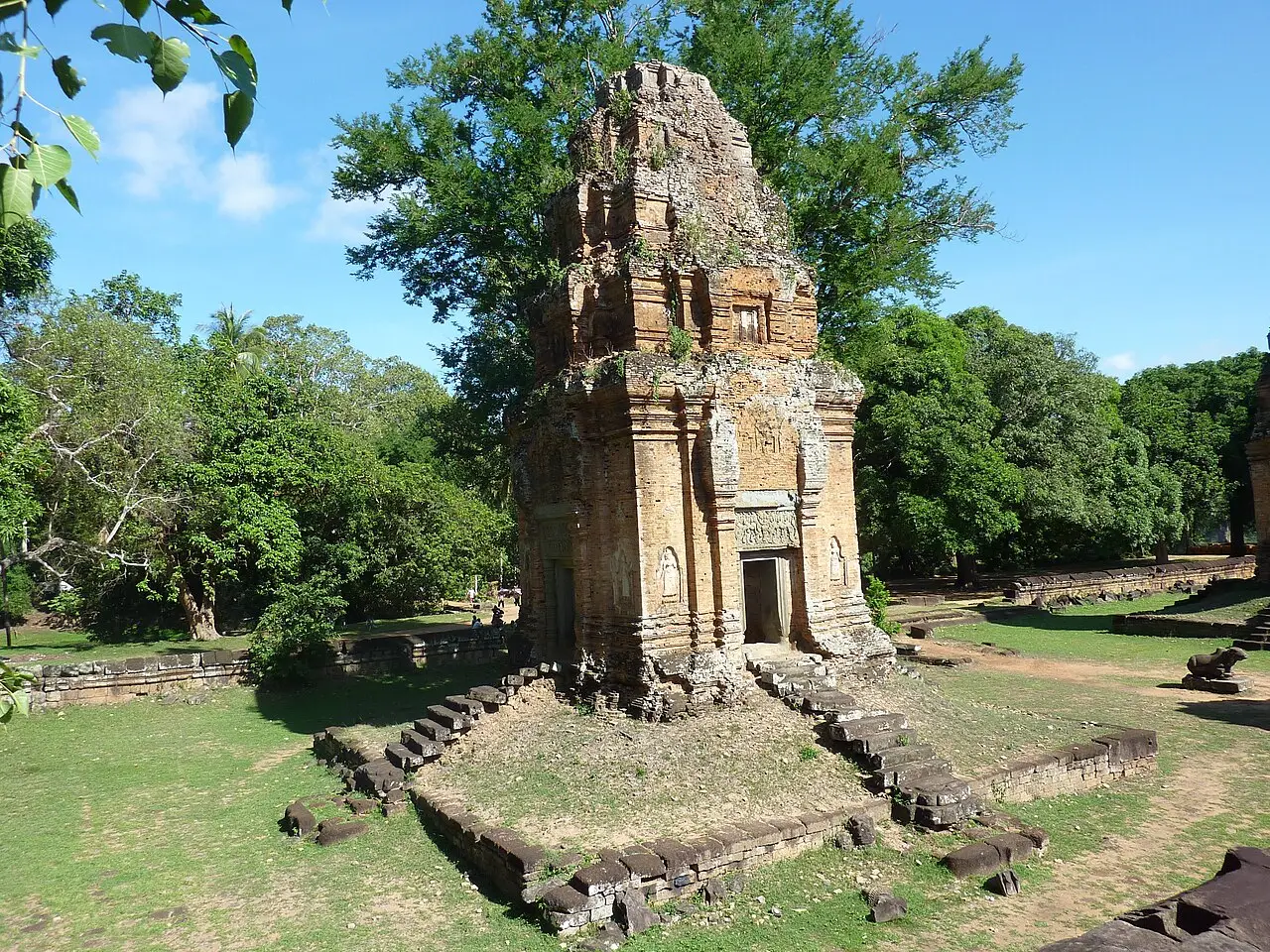 Torre de pedra escura em formato de espiga, com uma porta estreita na base.
