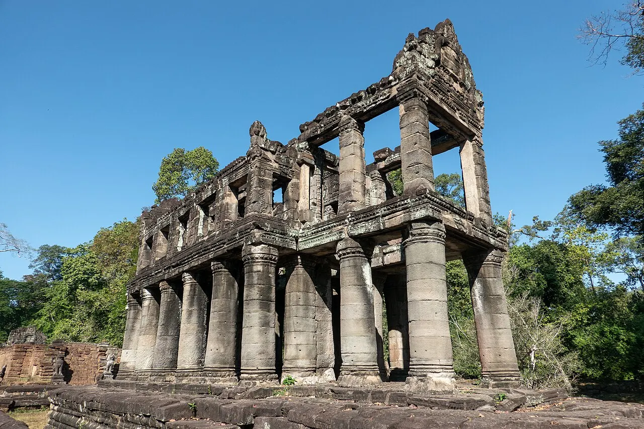 Prédio de dois andares com fileiras de colunas redondas de pedra, sem paredes.