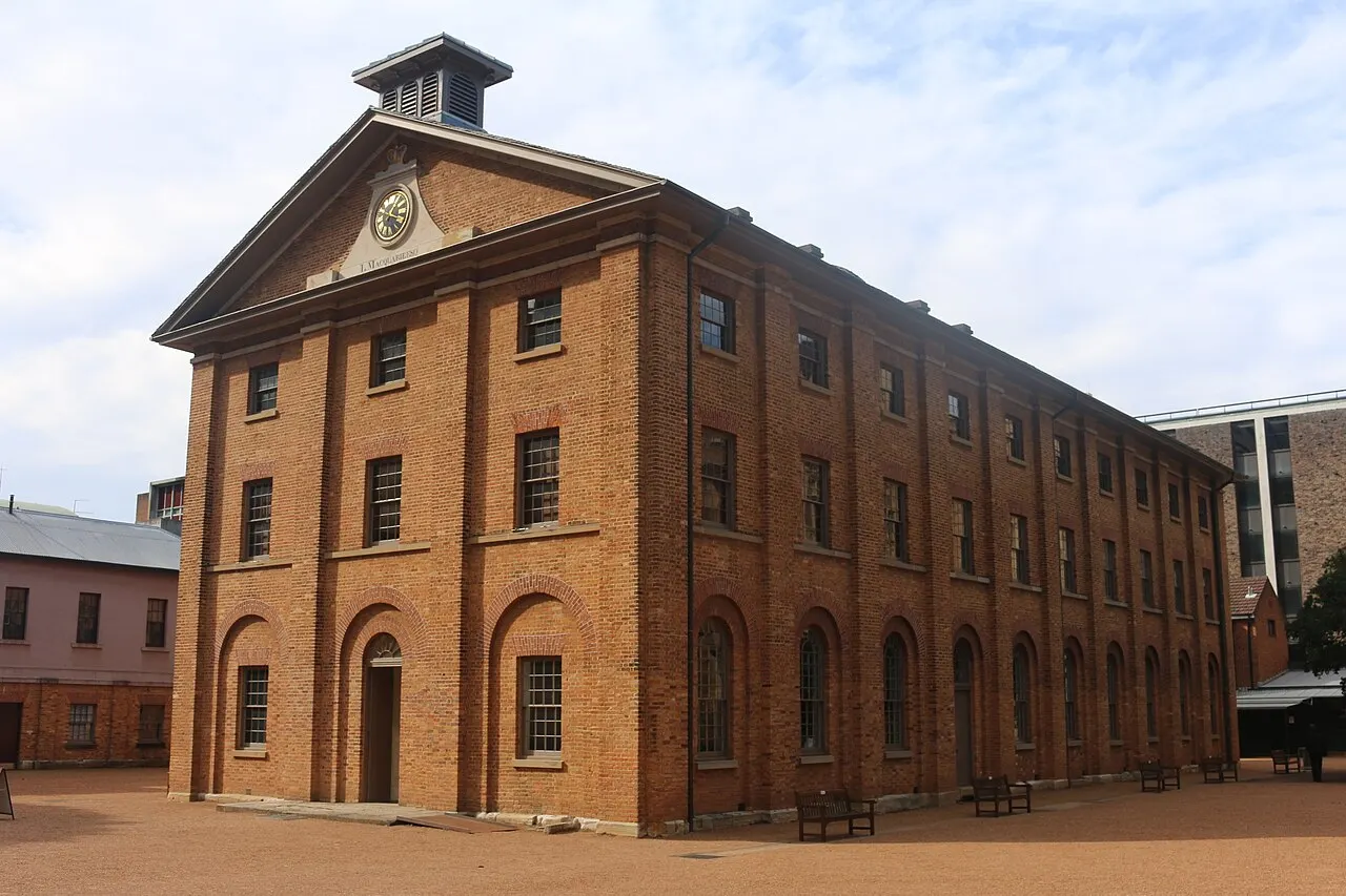 O prédio de tijolo do Hyde Park Barracks, com o telhado alto.