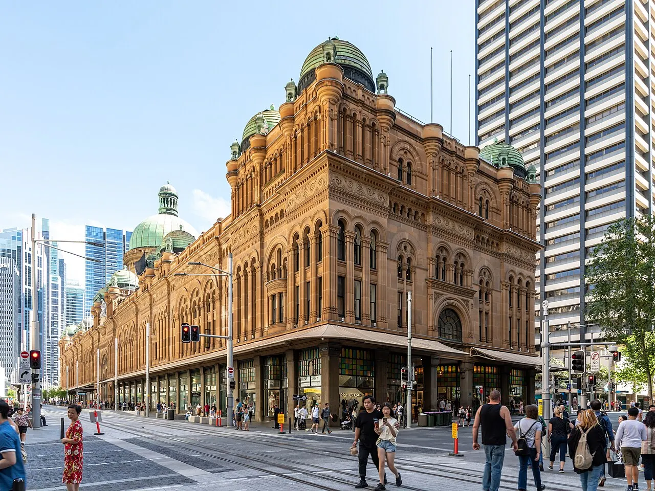 O Queen Victoria Building, de arenito e cúpulas, na esquina da George Street.