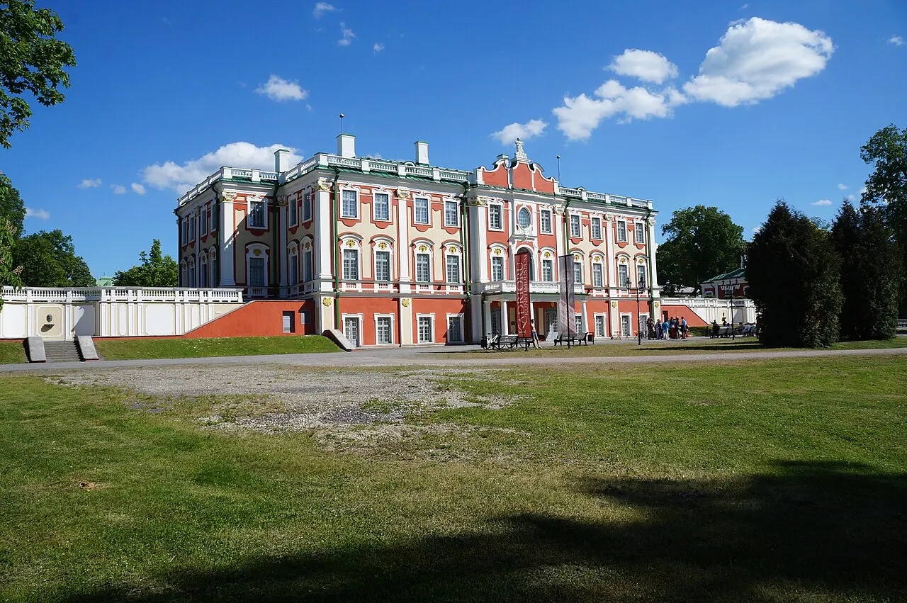 Palácio Kadriorg, em Tallinn, barroco, de fachada rosa e branca, visto do gramado do parque.