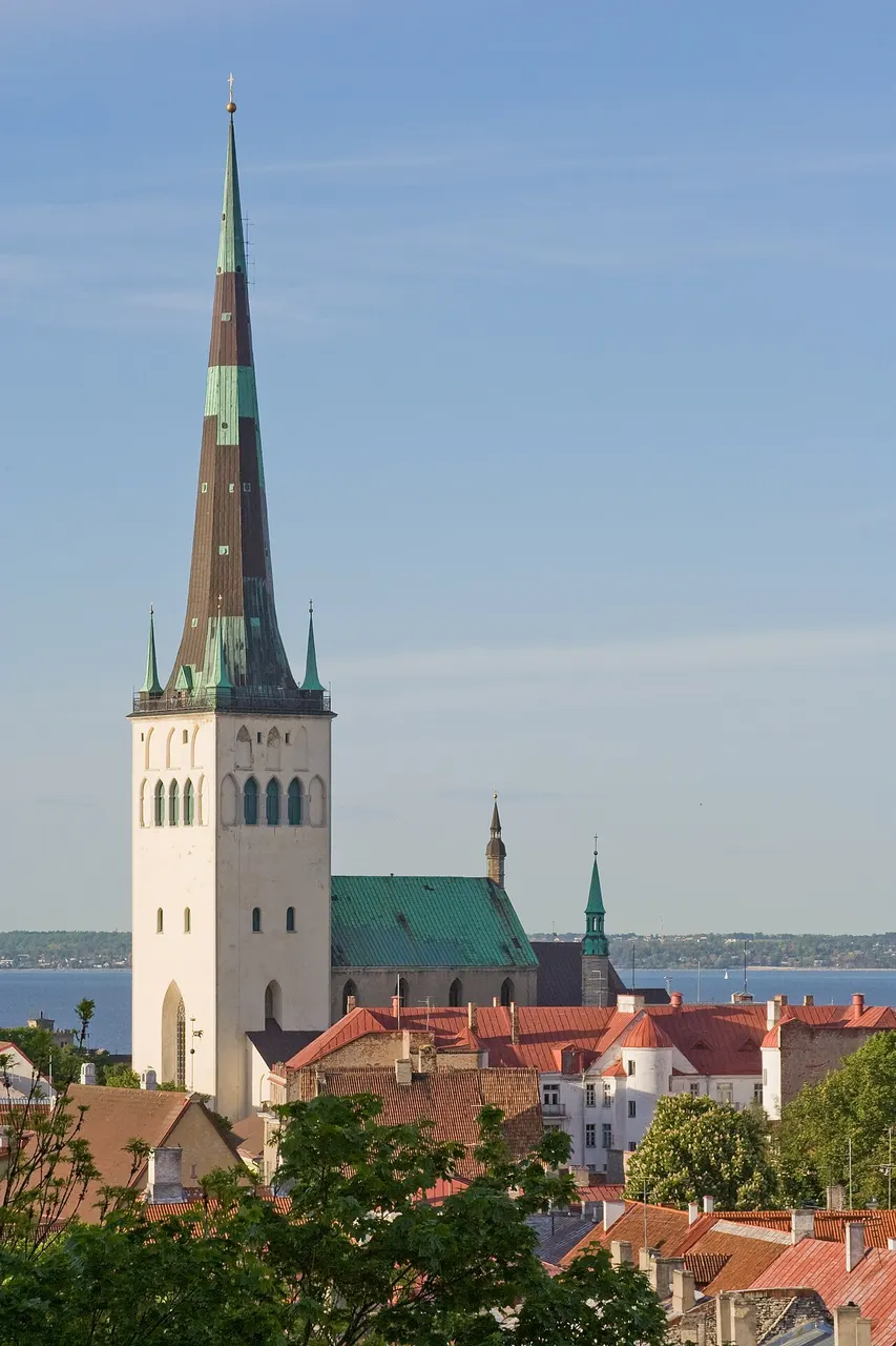 Torre e agulha verde da igreja de Oleviste, em Tallinn, acima dos telhados vermelhos da cidade velha.