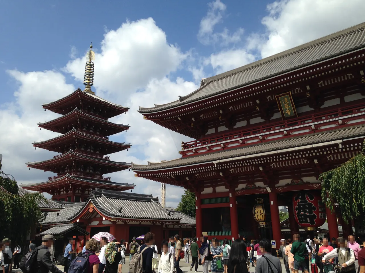 Portão vermelho e pagode no complexo Sensō-ji.